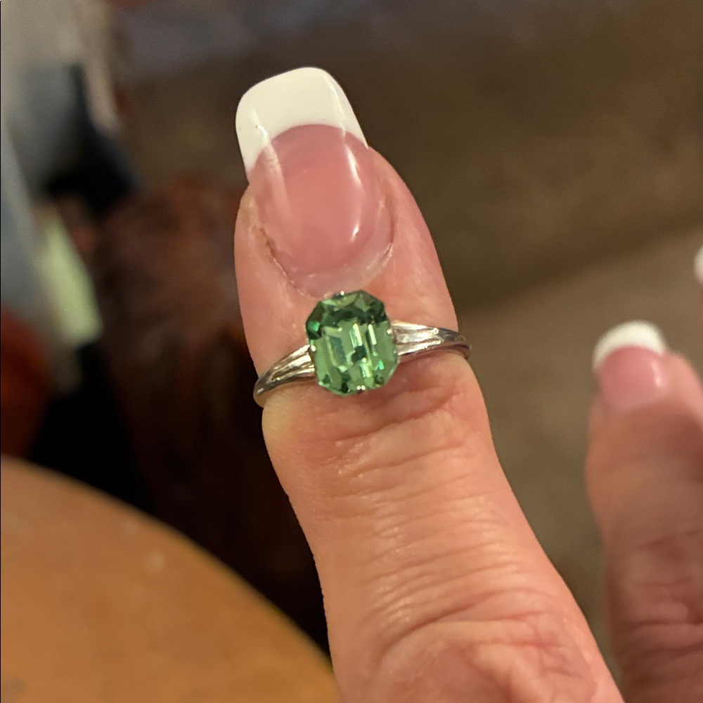 Elegant Green Peridot and Sterling Silver Gemstone Ring size 7